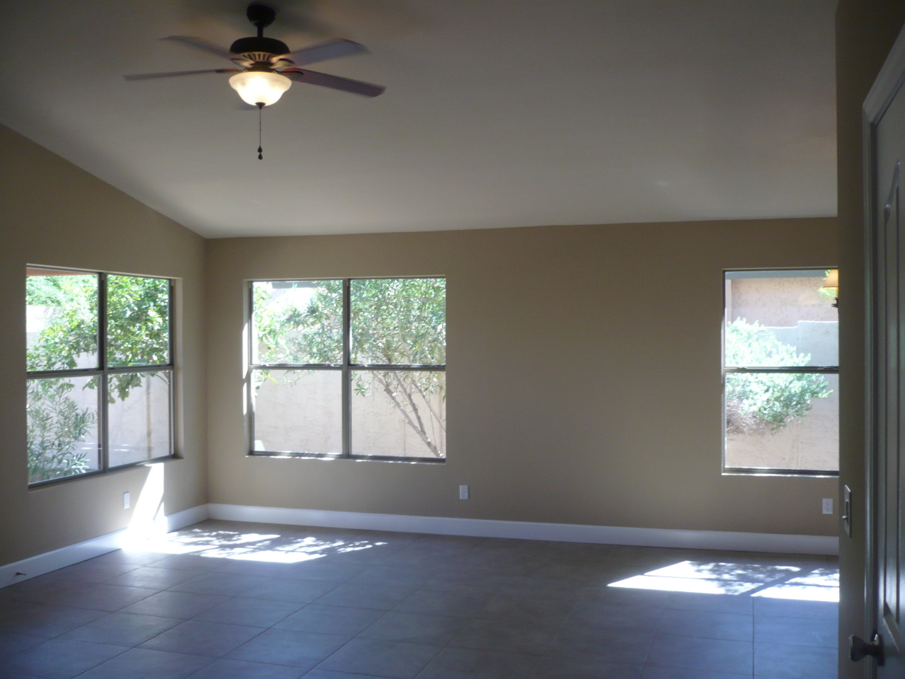 4708 East Swilling Road Phoenix, AZ 85050 - Photo 14 of 25 Windows in Family Rm