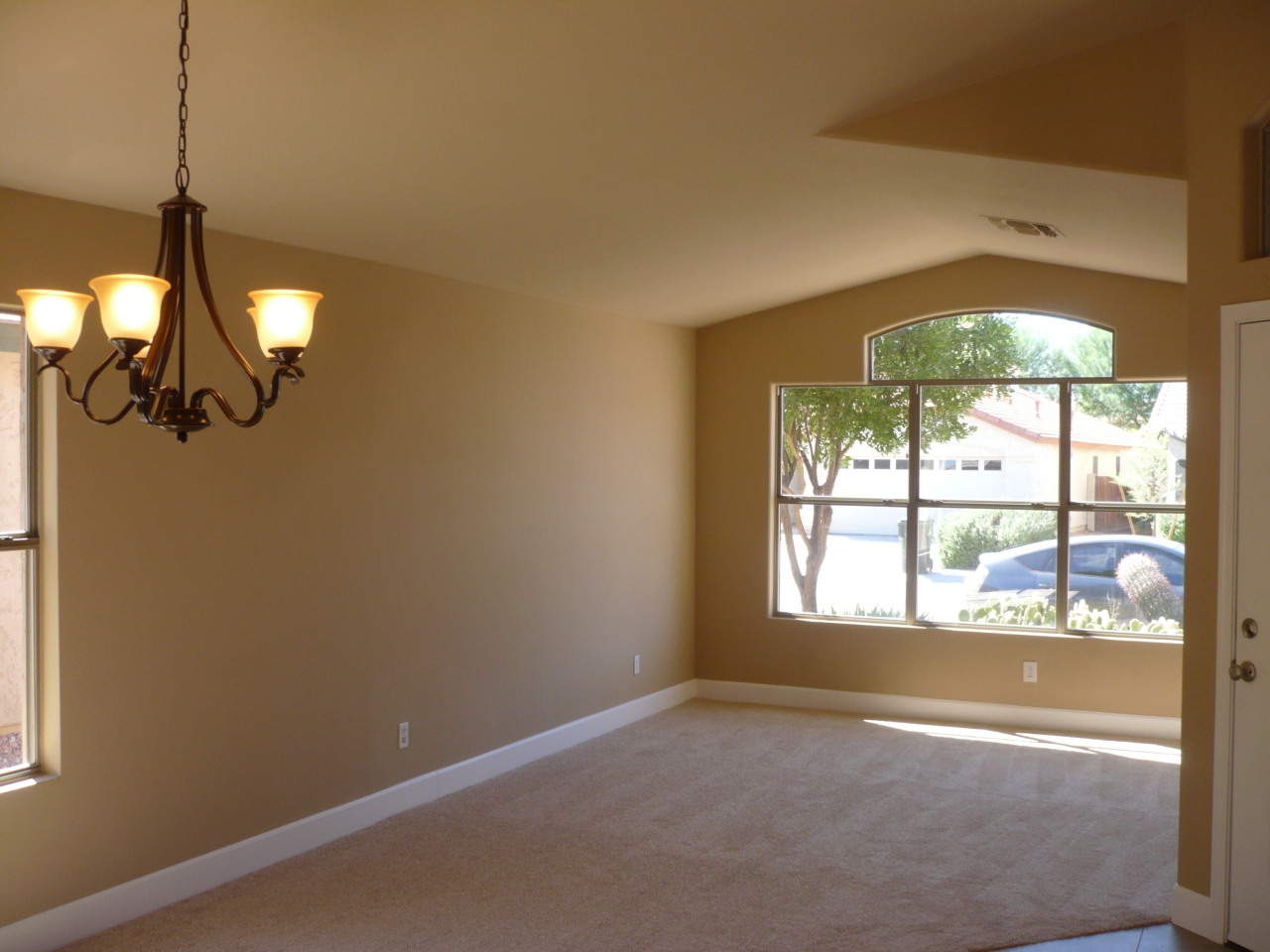 4708 East Swilling Road Phoenix, AZ 85050 - Photo 2 of 25 Living Rm