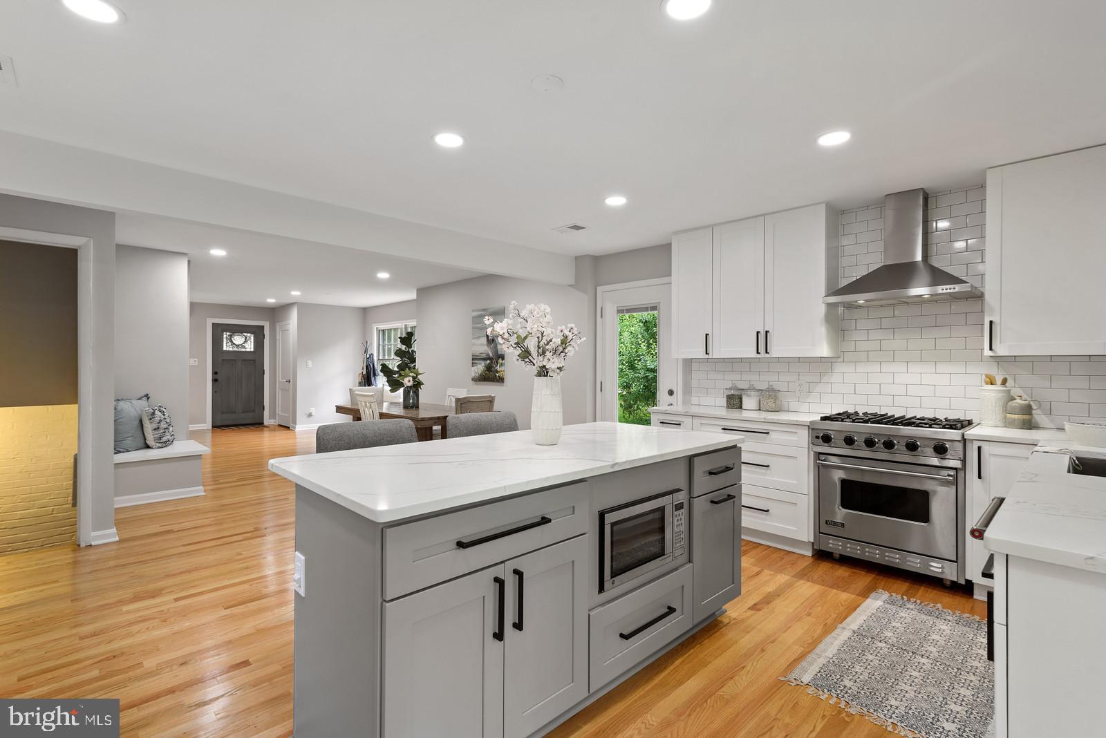 7923 New Market Road Alexandria, VA 22308 - Photo 16 of 42 Viking stove & hood, gas cooking