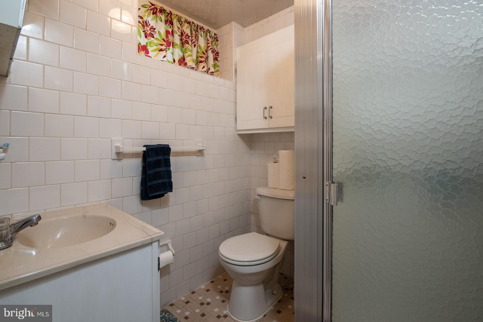 7923 New Market Road Alexandria, VA 22308 - Photo 32 of 42 Downstairs bath with shower stall
