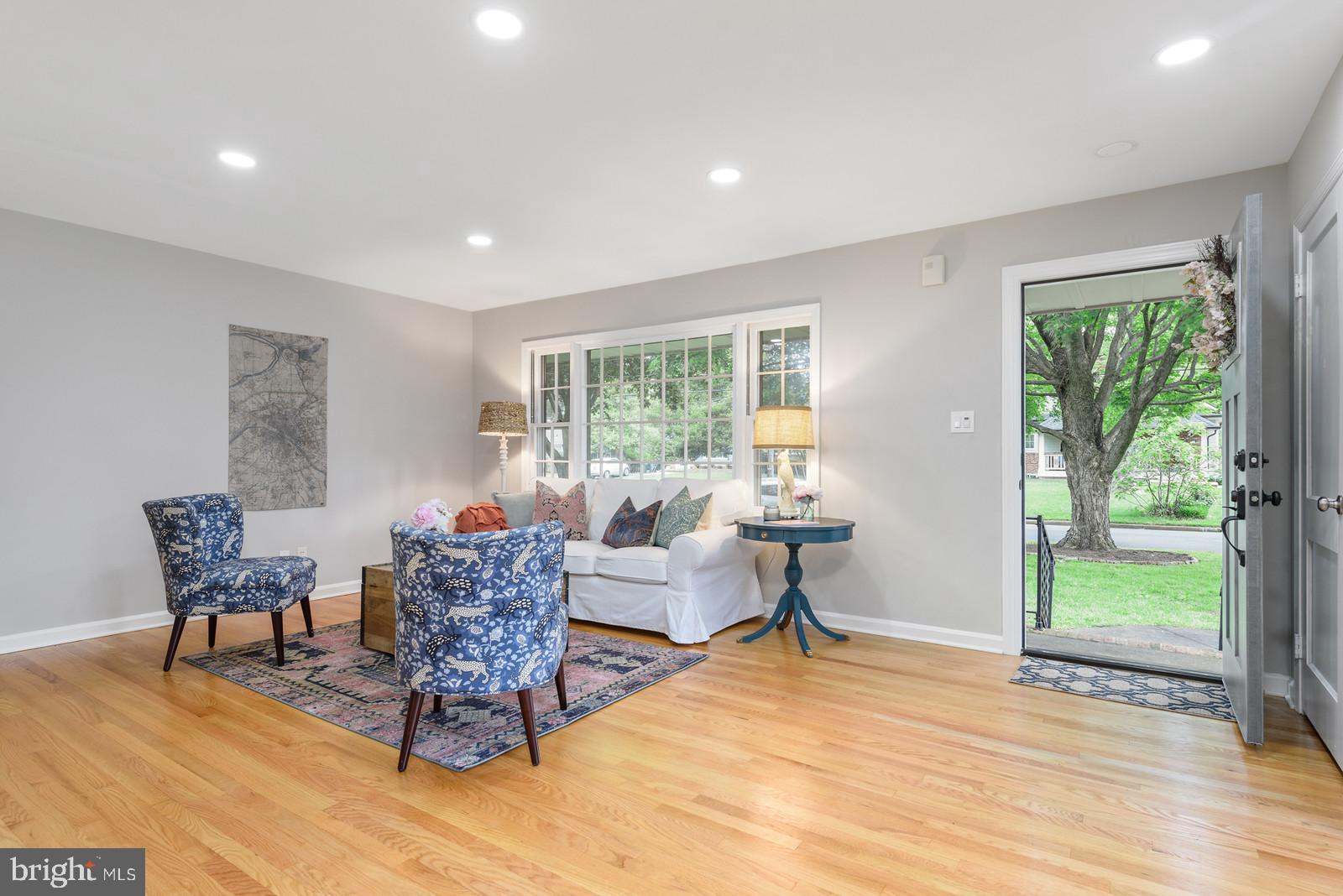 7923 New Market Road Alexandria, VA 22308 - Photo 6 of 42 Amazing hardwoods throughout the main level