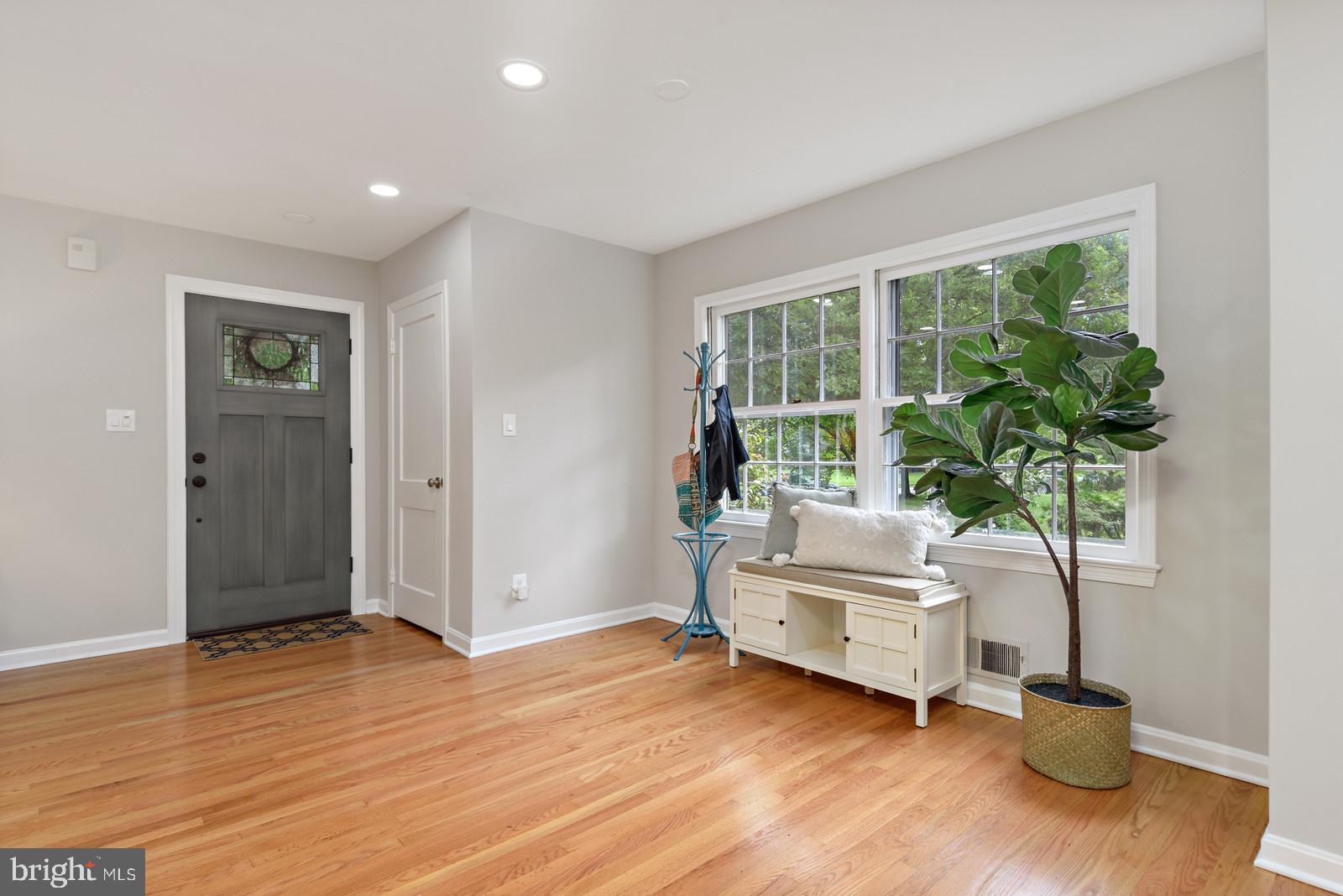 7923 New Market Road Alexandria, VA 22308 - Photo 9 of 42 This spot could be living or additional dining