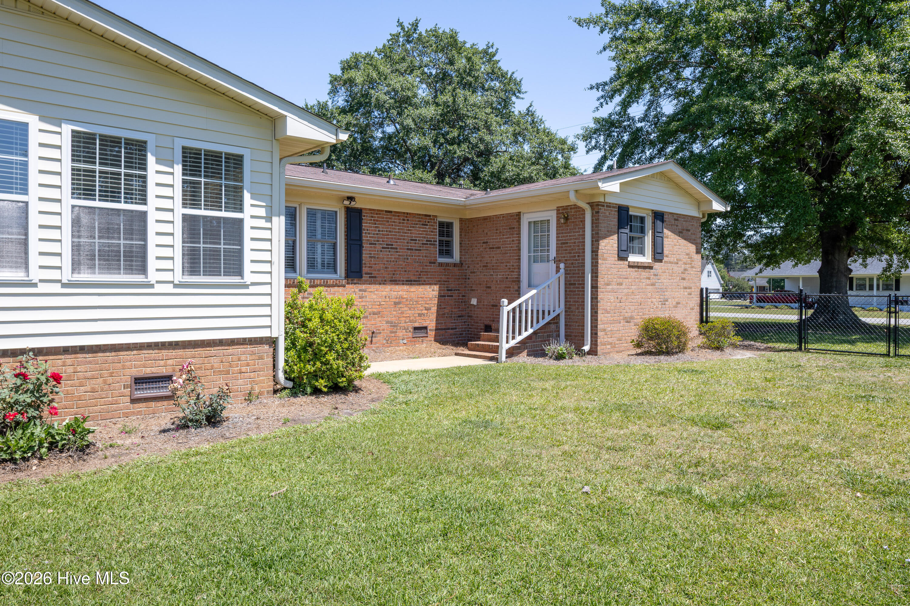 402 Willow Road Clinton, NC 28328 - Photo 27 of 31 402 Willow St14
