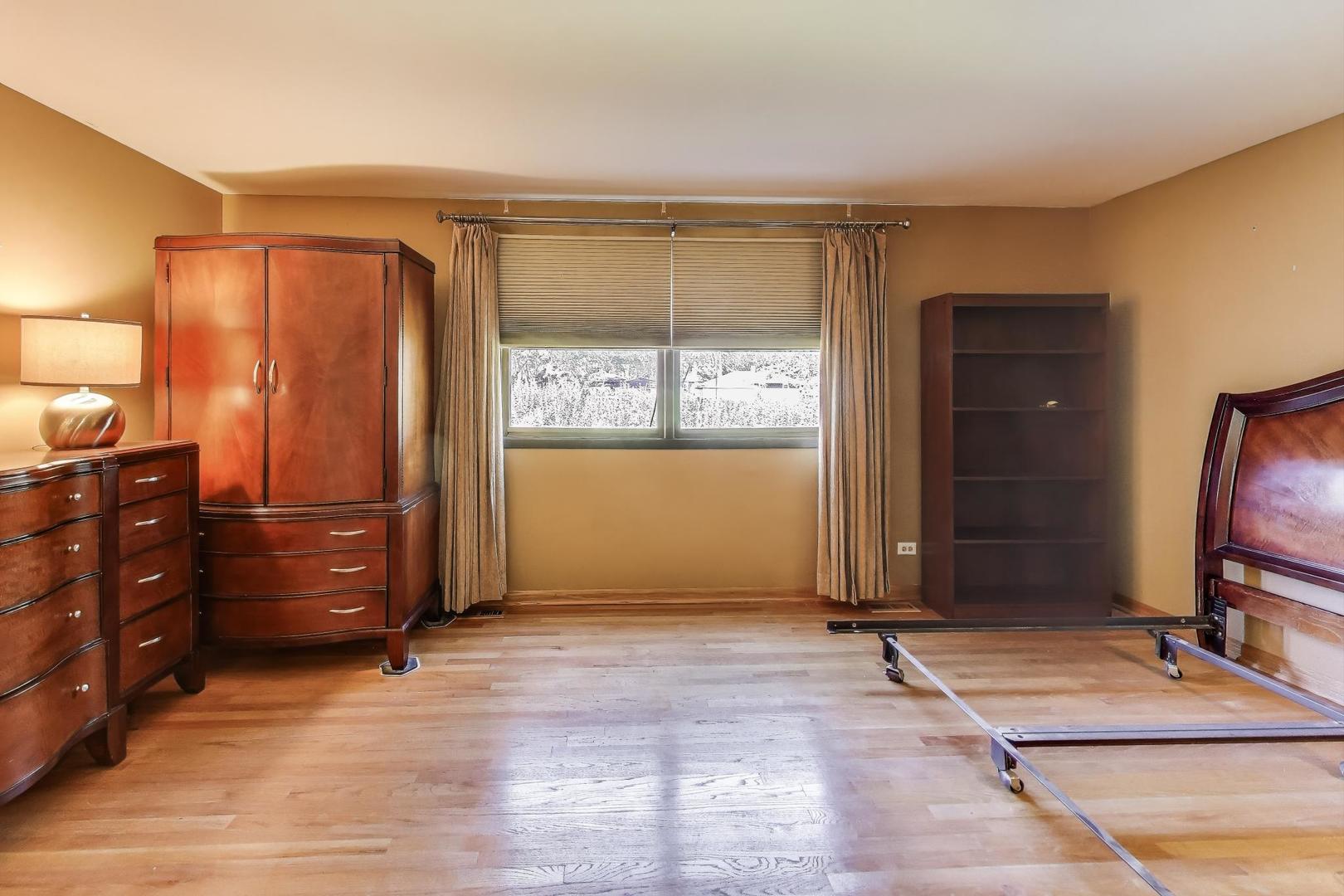 858 Academy Avenue Matteson, IL 60443 - Photo 11 of 20 a view of a room with gym equipment