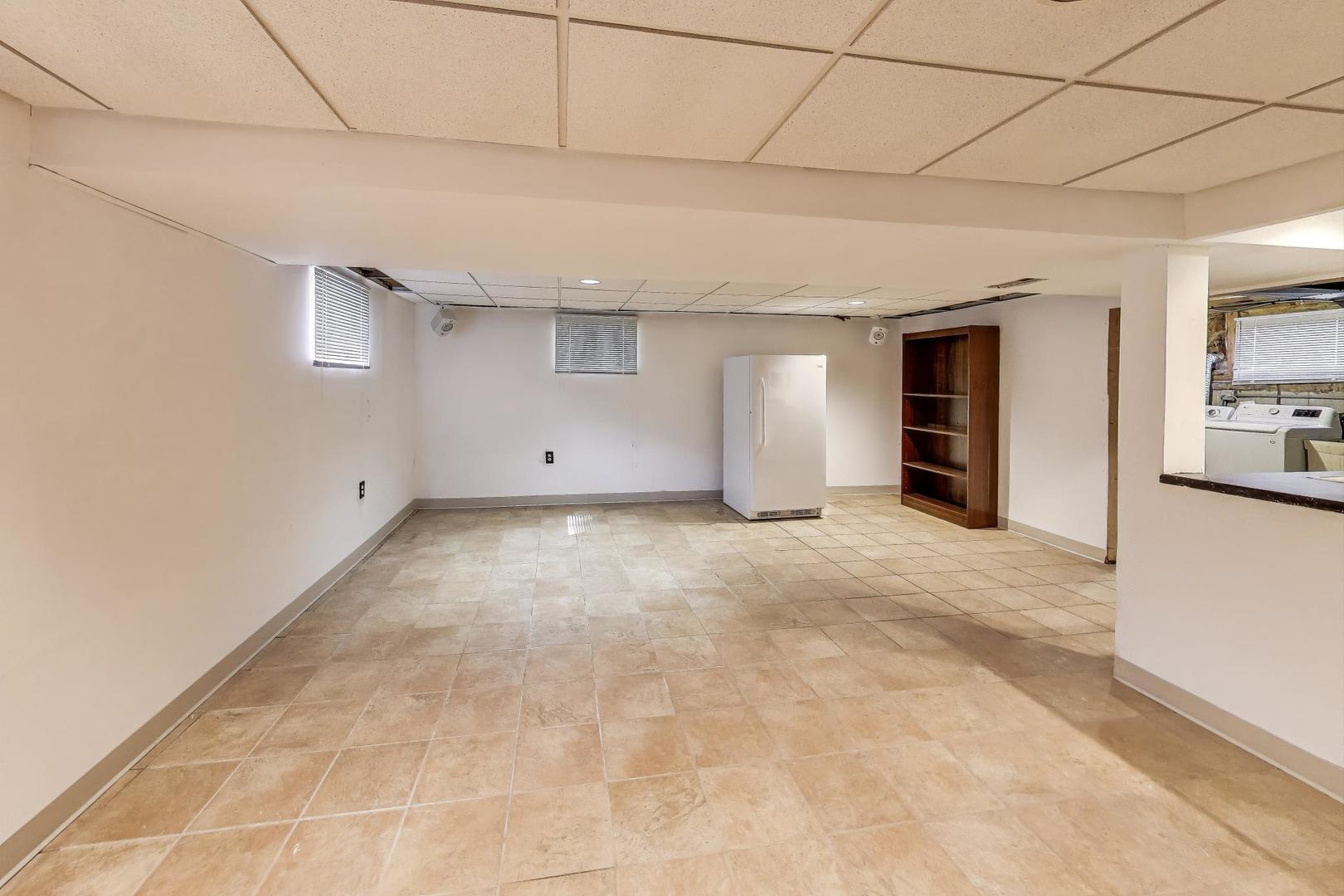 858 Academy Avenue Matteson, IL 60443 - Photo 16 of 20 a view of a livingroom with an empty space