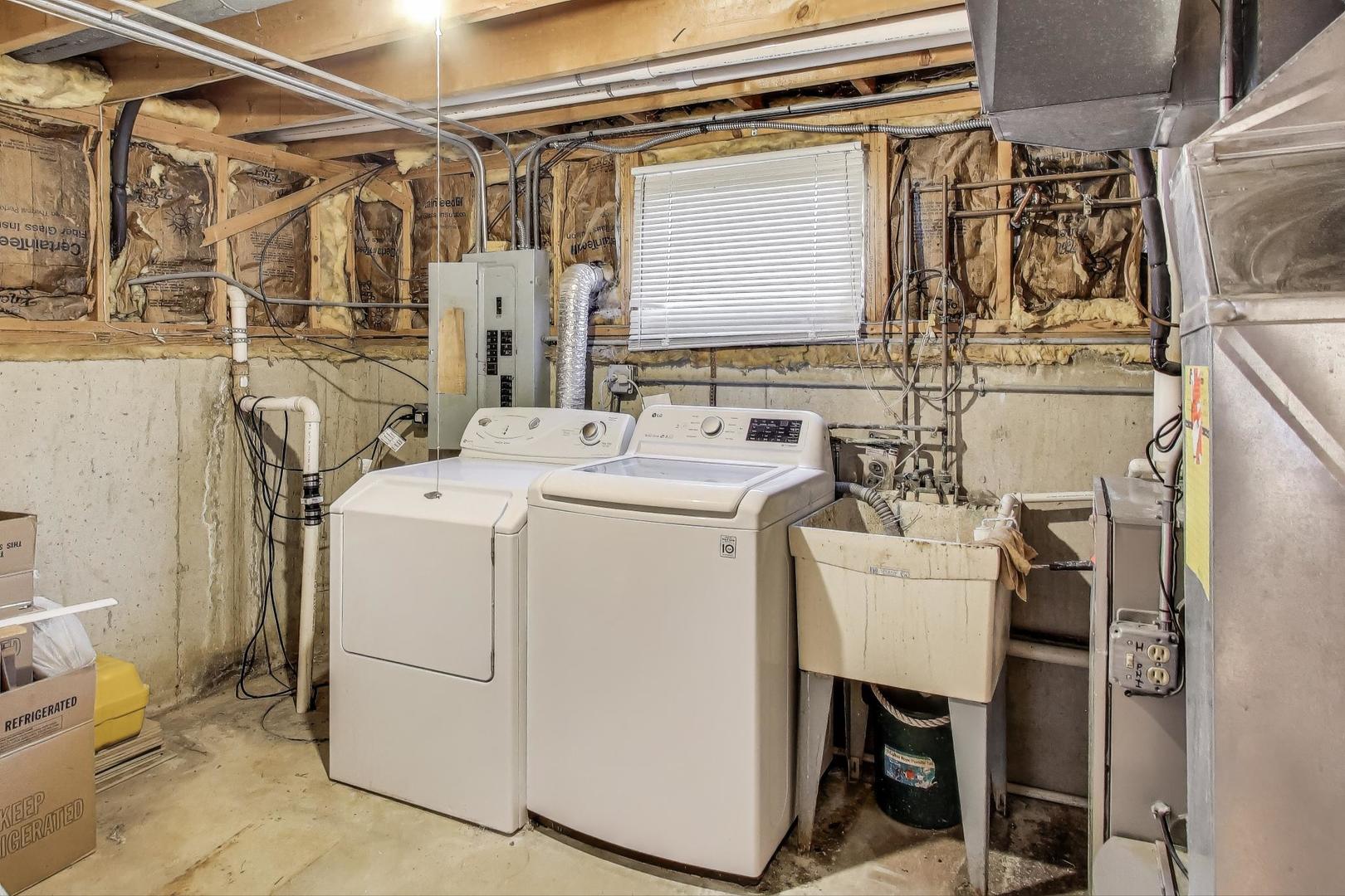 858 Academy Avenue Matteson, IL 60443 - Photo 18 of 20 a utility room with dryer and washer