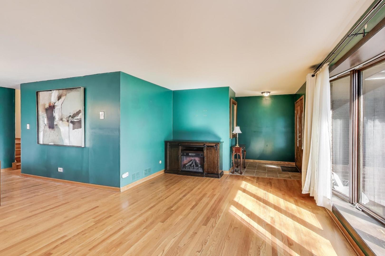 858 Academy Avenue Matteson, IL 60443 - Photo 5 of 20 a bedroom with a bed and a large window