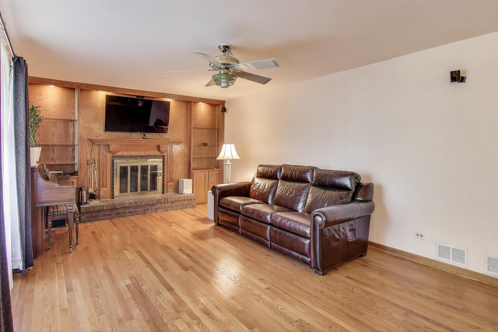 858 Academy Avenue Matteson, IL 60443 - Photo 9 of 20 a living room with furniture fireplace and flat screen tv