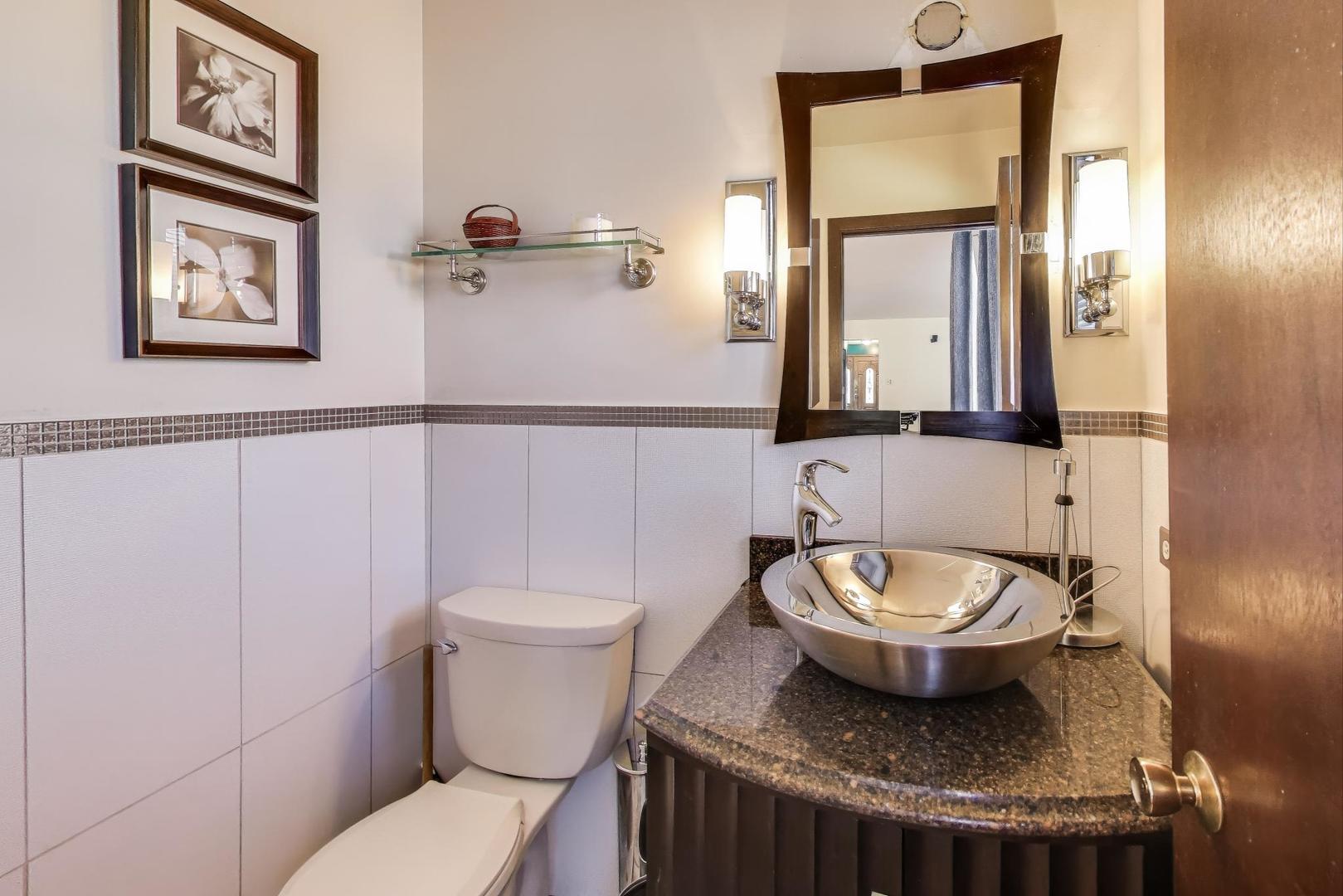 858 Academy Avenue Matteson, IL 60443 - Photo 10 of 20 a bathroom with a toilet a sink and mirror