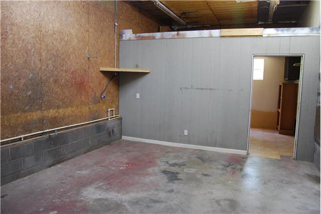 2899 Dodd Hollow Road Centerville, TN 37033 - Photo 19 of 20 Mechanics garage has dedicated waiting area with kitchen and half bath
