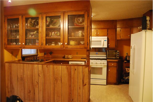 2899 Dodd Hollow Road Centerville, TN 37033 - Photo 4 of 20 The eat in area side of the kitchen has great shelving to display your favorite pieces.