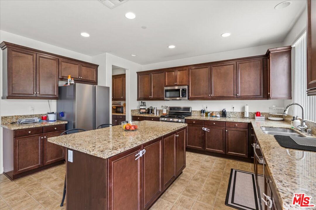 361 Canyon Ridge Calimesa, CA 92320 - Photo 8 of 40