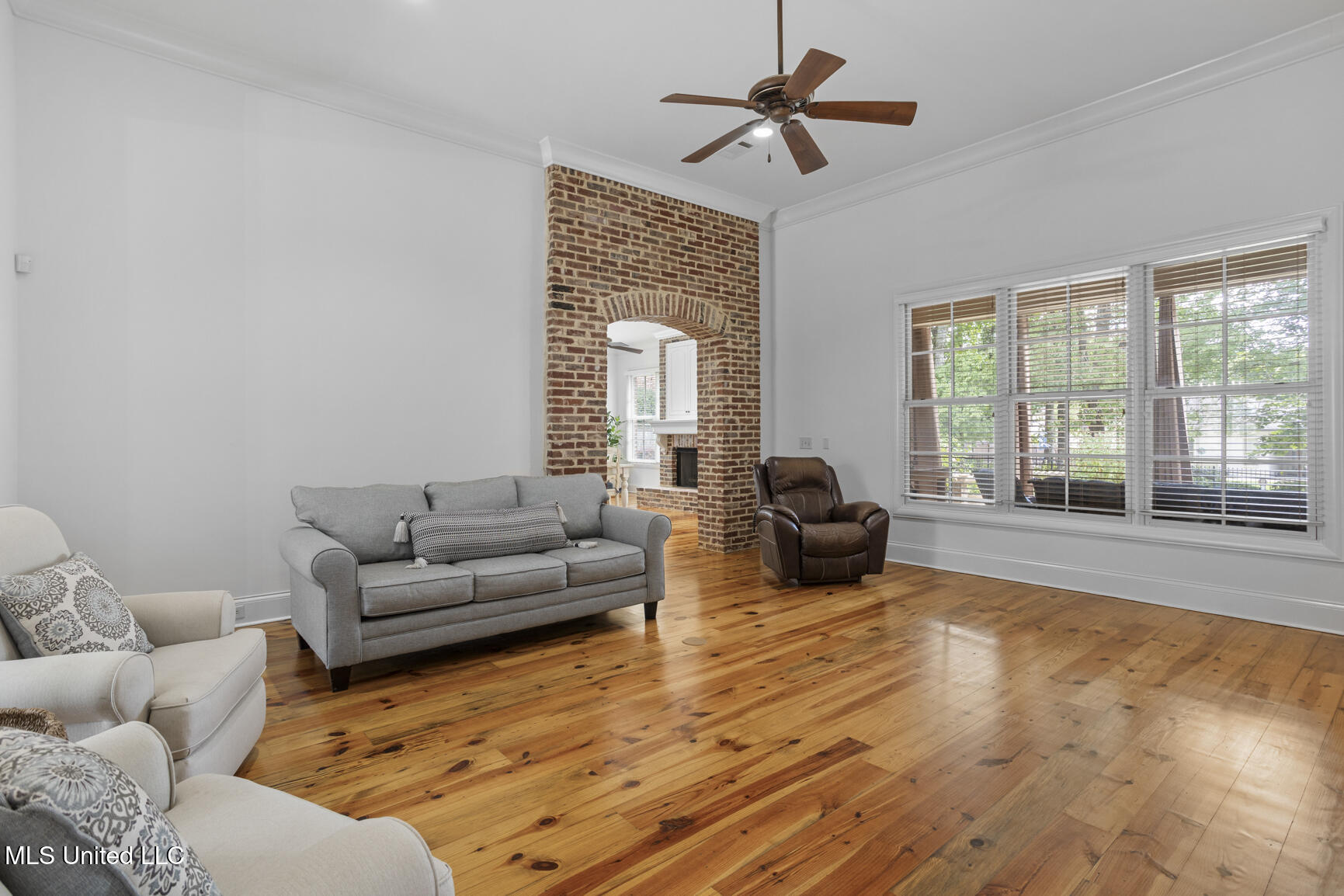 111 Camden Ridge Madison, MS 39110 - Photo 10 of 45 Brick arch Separates Living Areas