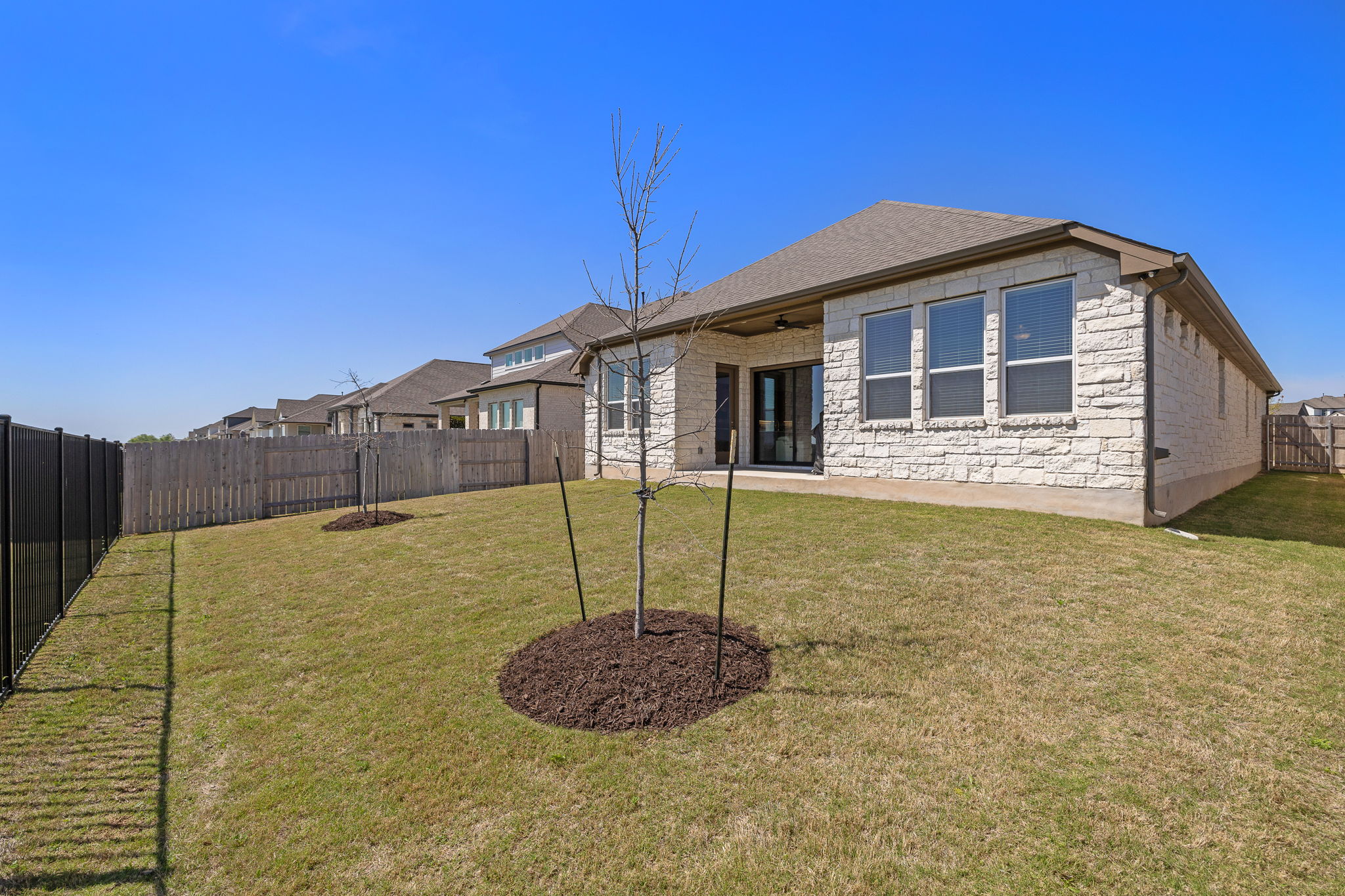 20409 Dustin Lane Pflugerville, TX 78660 - Photo 34 of 35 a backyard of a house