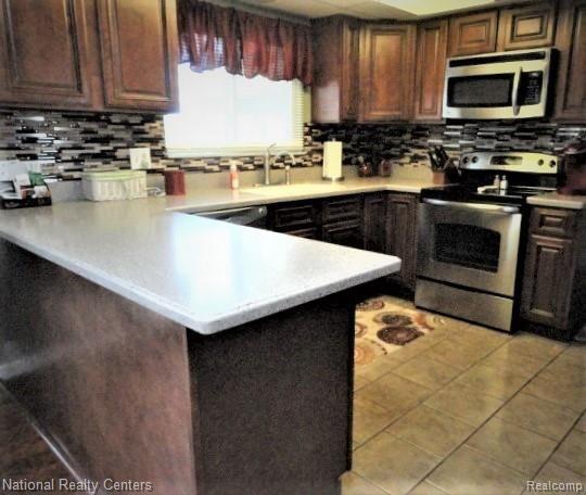 3147 North Tipsico Lake Road Hartland, MI 48353 - Photo 14 of 28 Beautiful Updated Kitchen.JPG