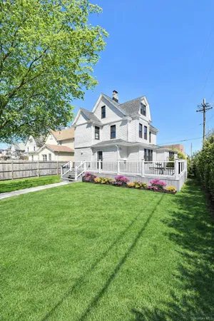 a view of an house with backyard and garden