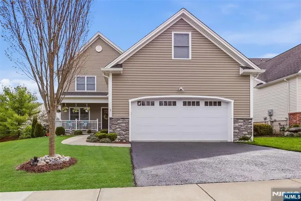$739,998 | 2 Bluffs Court, Hamburg, NJ 07419