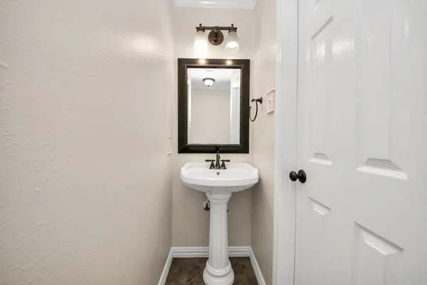 $2,550 | 1024 Glenview Drive, Pearland, TX 77581