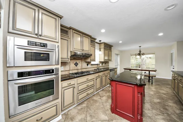 $2,550 | 1024 Glenview Drive, Pearland, TX 77581