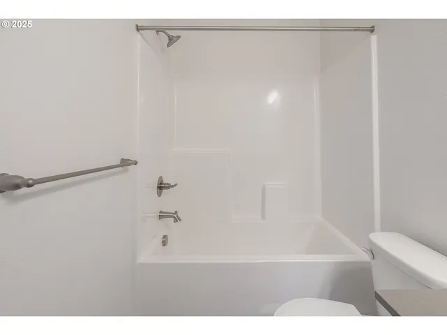 a house view with backyard space