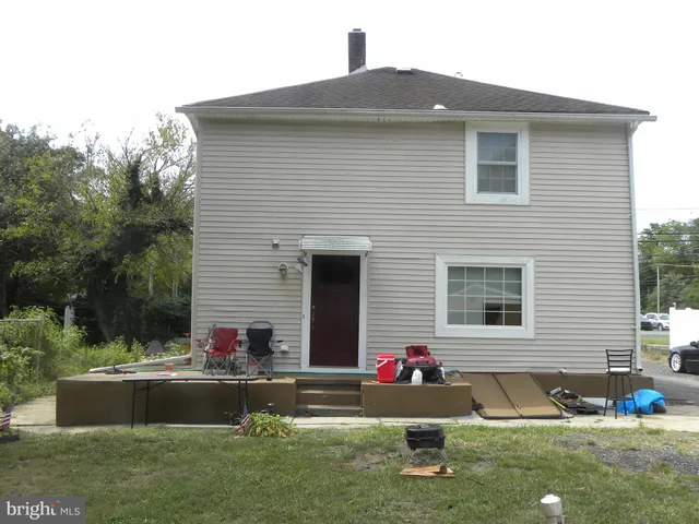 a front view of house with yard