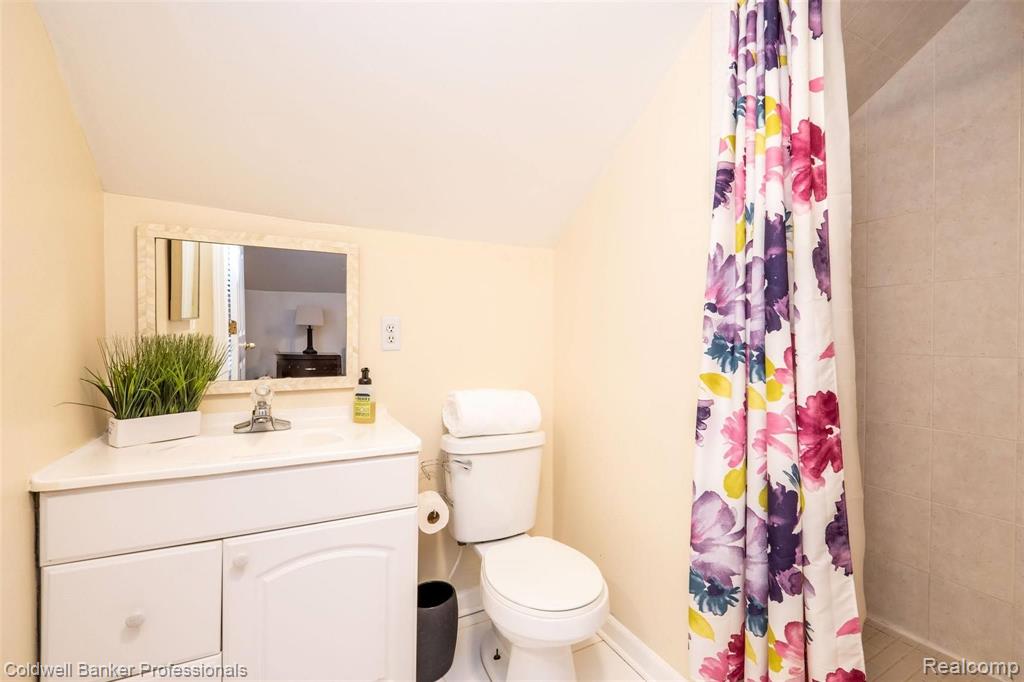 1089 Cambridge Road Berkley, MI 48072 - Photo 25 of 34