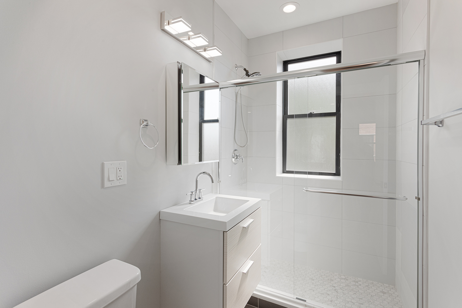 1548 West Juneway Terrace, Unit 2B Chicago, IL 60626 - Photo 13 of 17 a bathroom with a toilet sink shower and mirror