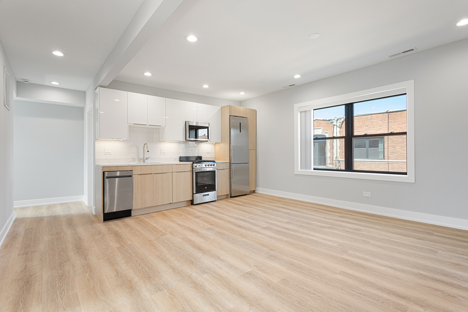 1548 West Juneway Terrace, Unit 2B Chicago, IL 60626 - Photo 3 of 17 a view of a kitchen with microwave and cabinets