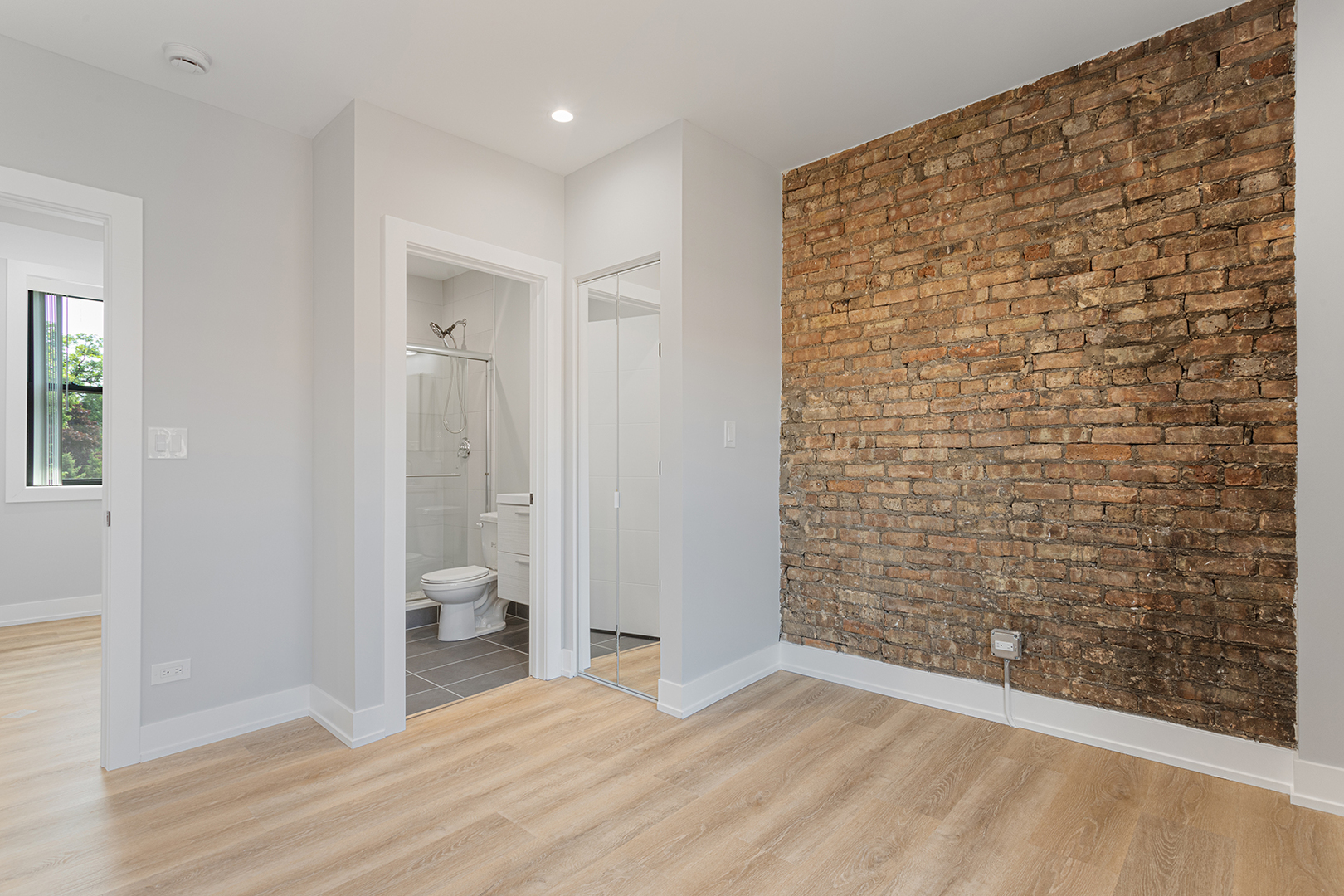 1548 West Juneway Terrace, Unit 2B Chicago, IL 60626 - Photo 7 of 17 a view of an empty room