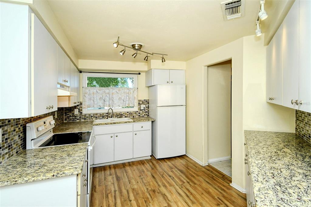 2512 Post Road Sarasota, FL 34231 - Photo 10 of 26