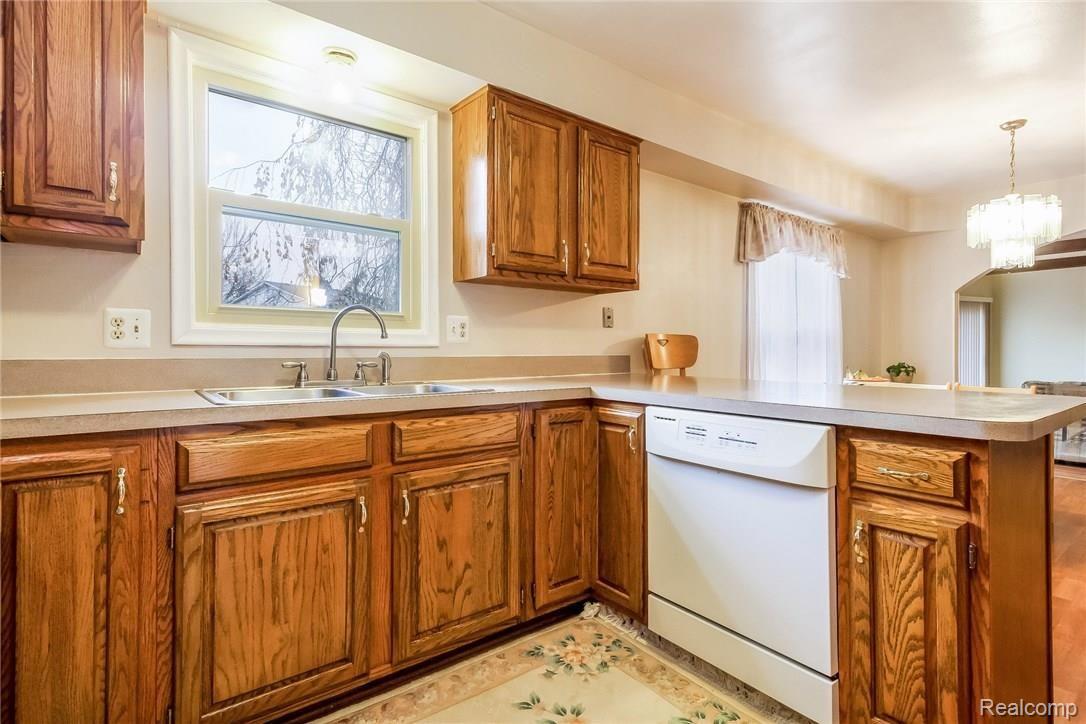 3353 Palm Aire Court Rochester, MI 48309 - Photo 14 of 43 015-Kitchen-5522987-medium.jpg