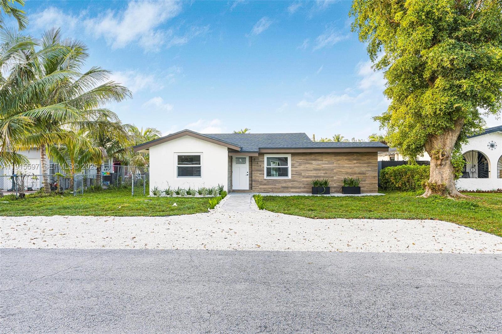 216 Northeast 160th Street Miami, FL 33162 - Photo 2 of 31