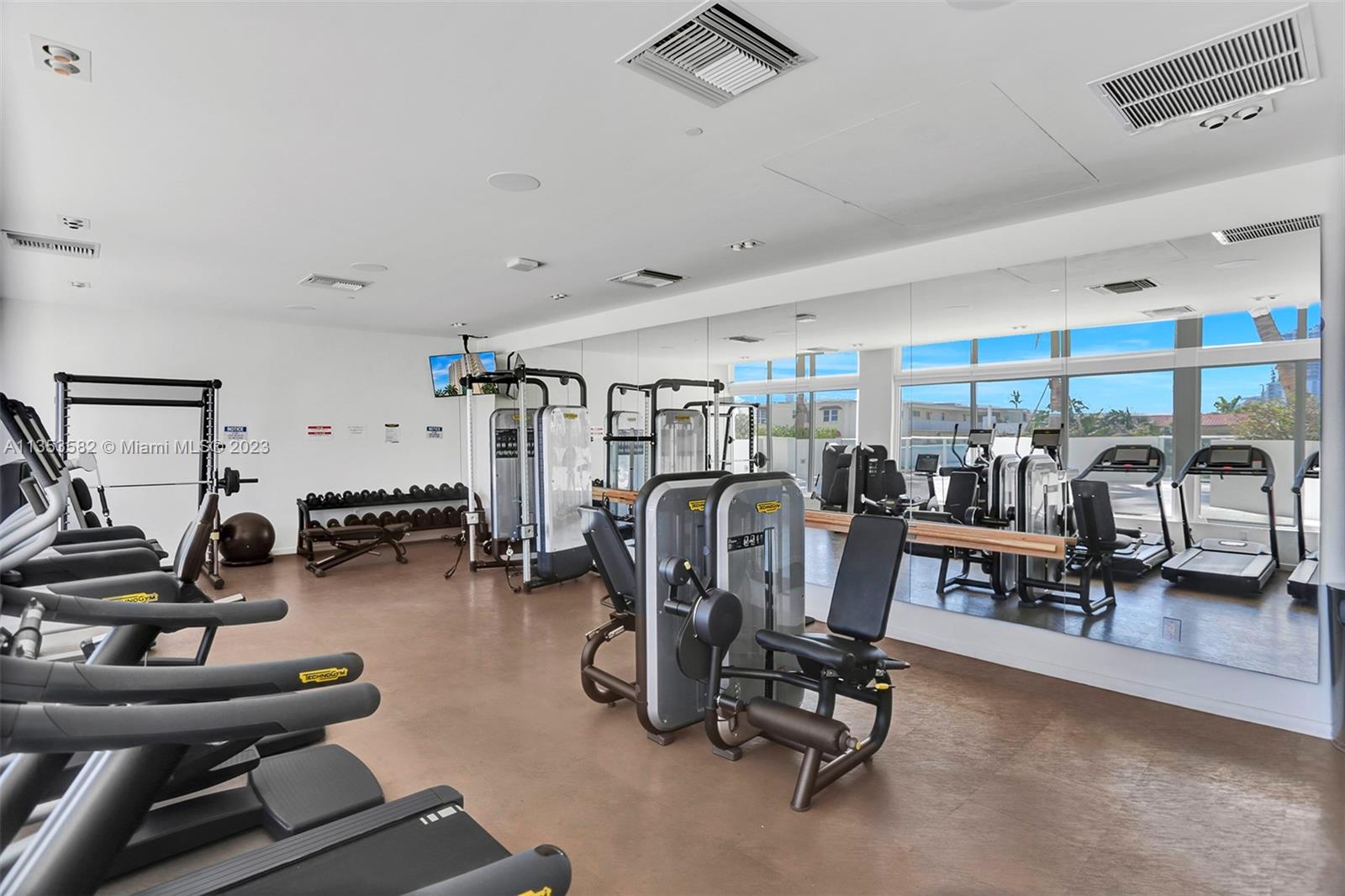 401 North Birch Road, Unit 903 Fort Lauderdale, FL 33304 - Photo 38 of 42 a view of a room with gym equipment