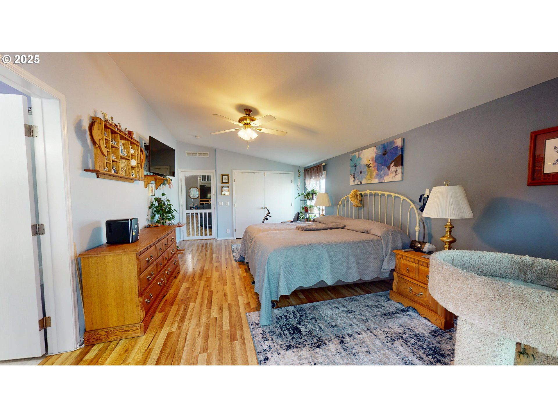 2753 Maia Loop Springfield, OR 97477 - Photo 20 of 40 a living room with furniture and a flat screen tv