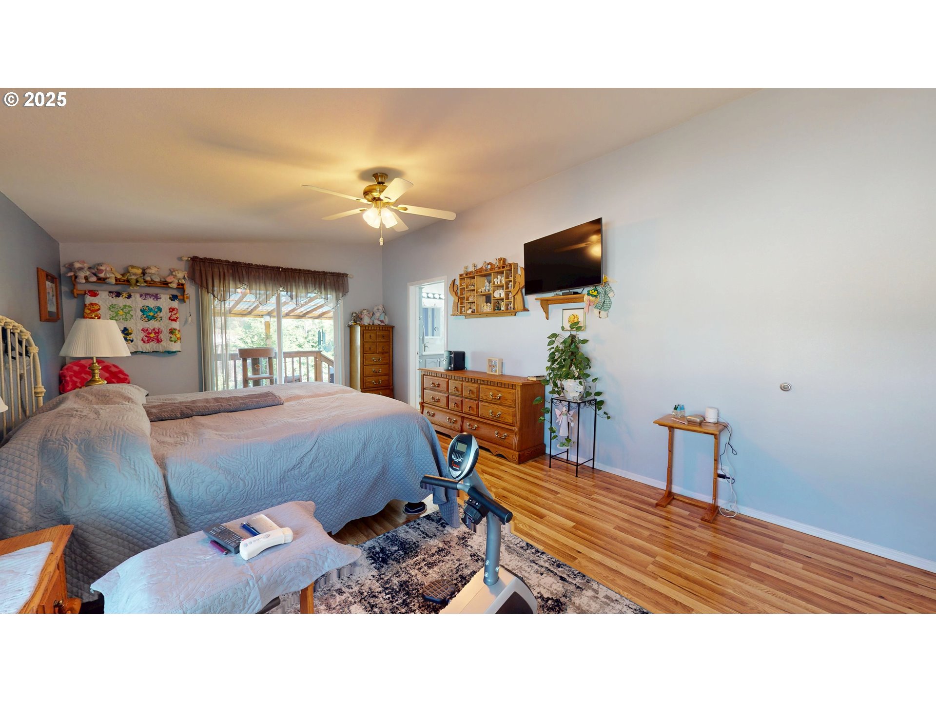 2753 Maia Loop Springfield, OR 97477 - Photo 22 of 40 a living room with furniture and a flat screen tv