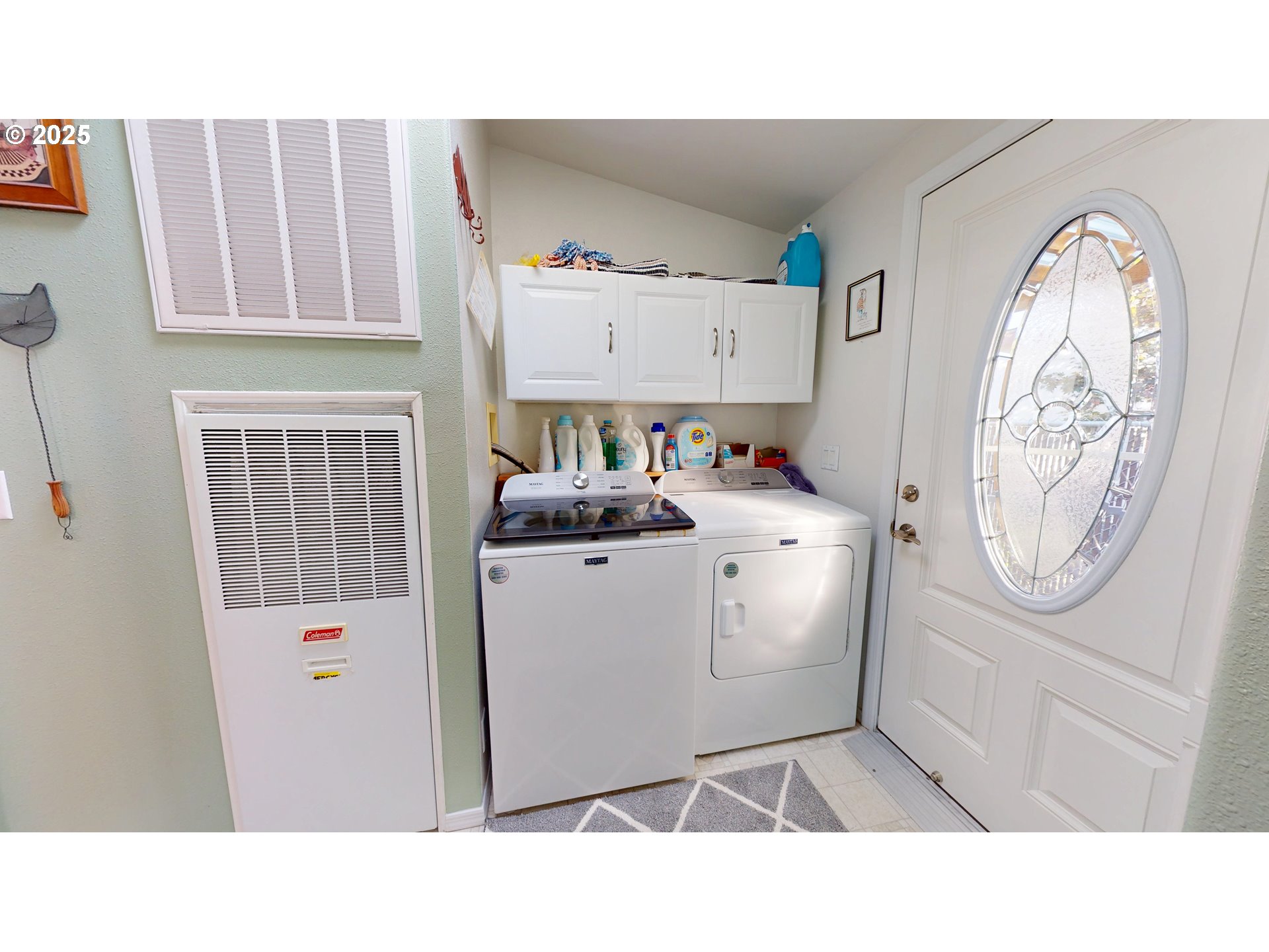 2753 Maia Loop Springfield, OR 97477 - Photo 10 of 40 a utility room with dryer and washer