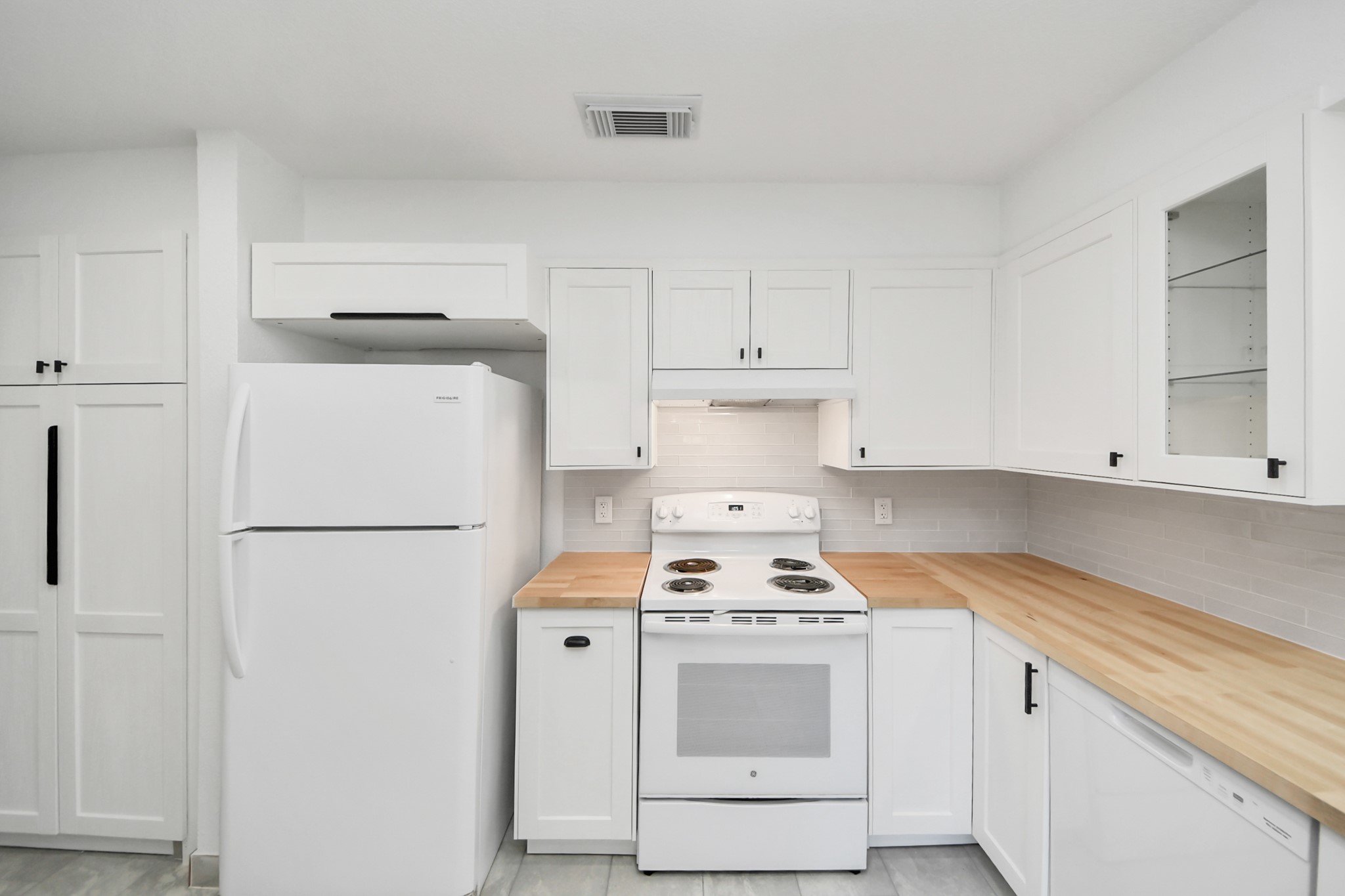 6601 Sands Point Drive, Unit 47 Houston, TX 77074 - Photo 22 of 46 a kitchen with cabinets appliances and a counter space