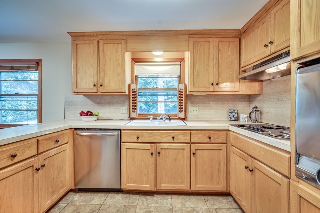 213 Wolf Swamp Road Longmeadow, MA 01106 - Photo 4 of 32 Gallery Image 4