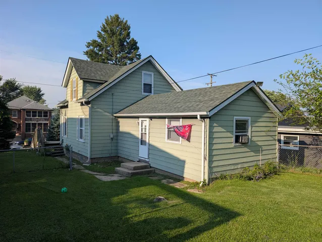 a view of house with a yard