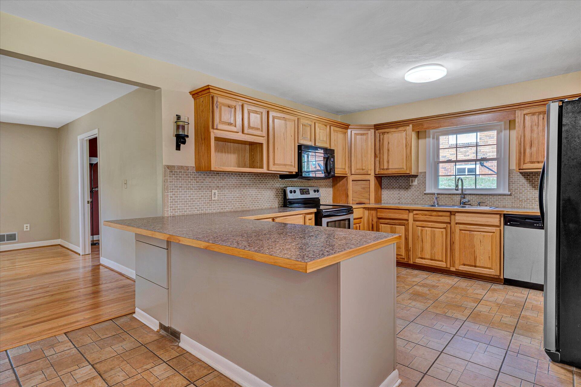 2501 Sprucewood Road Southwest Roanoke, VA 24015 - Photo 14 of 46 Kitchen