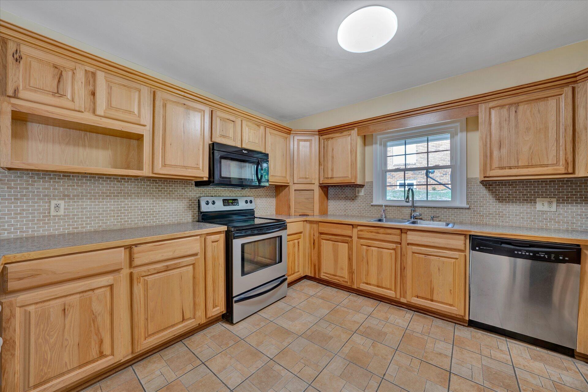 2501 Sprucewood Road Southwest Roanoke, VA 24015 - Photo 15 of 46 Kitchen