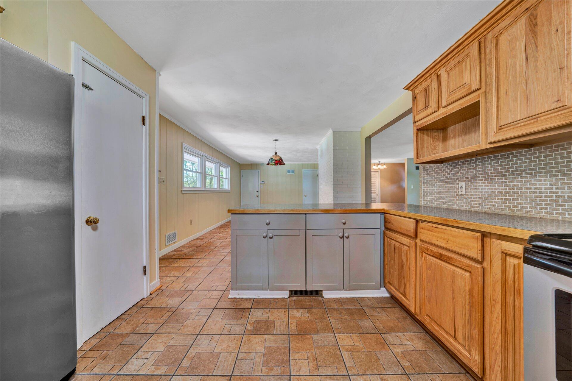 2501 Sprucewood Road Southwest Roanoke, VA 24015 - Photo 17 of 46 Kitchen
