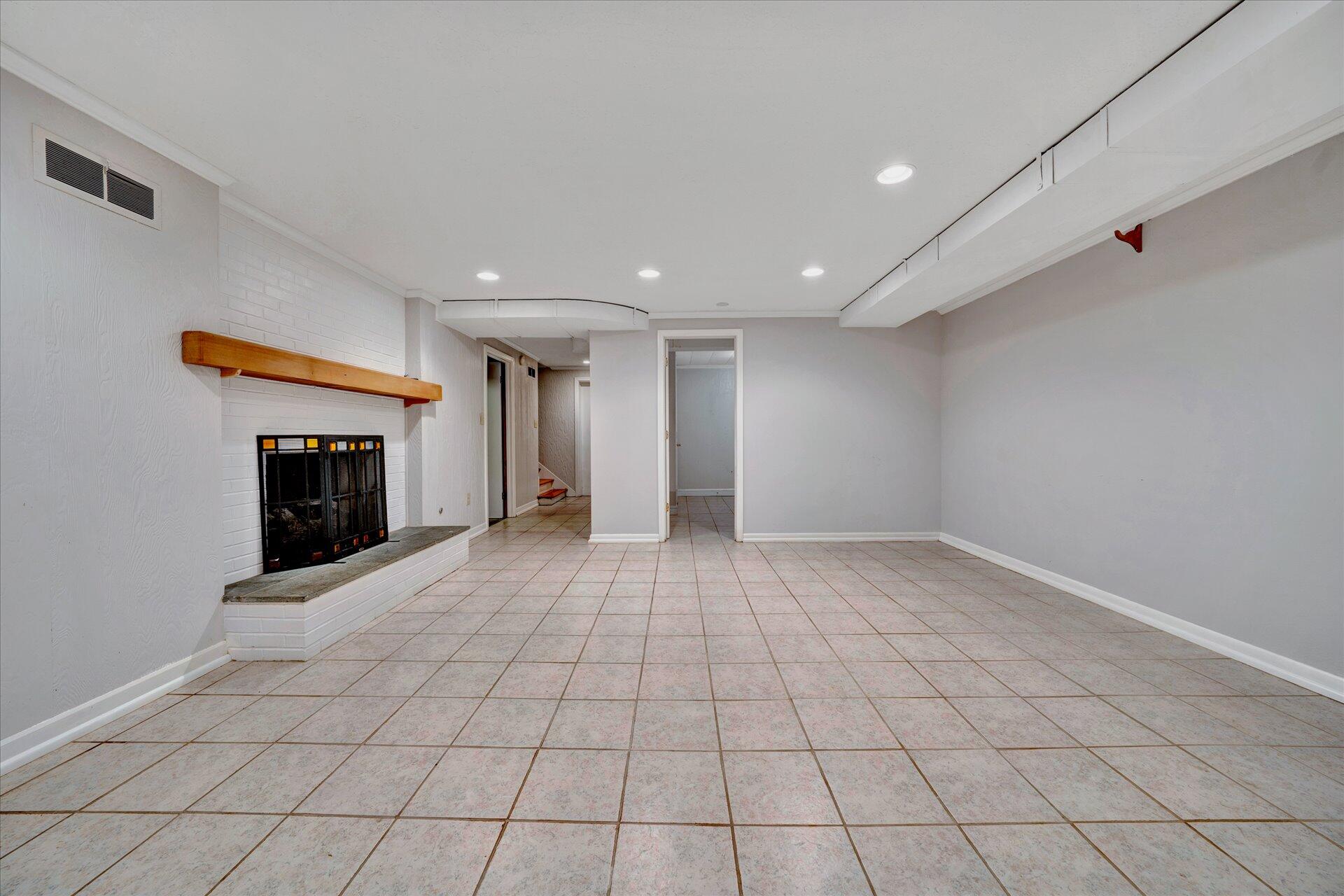 2501 Sprucewood Road Southwest Roanoke, VA 24015 - Photo 29 of 46 Family room