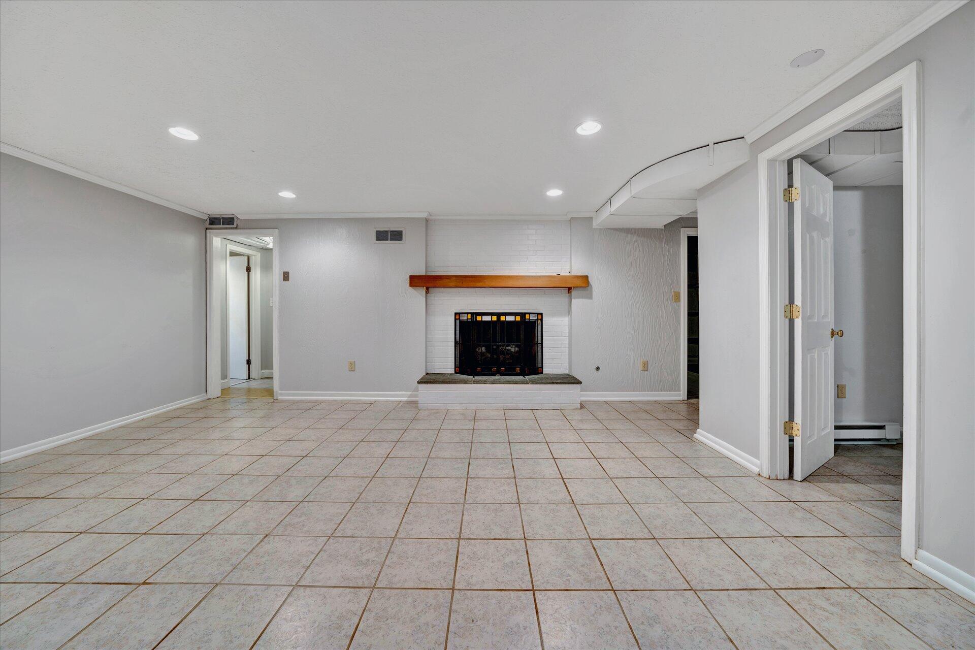 2501 Sprucewood Road Southwest Roanoke, VA 24015 - Photo 30 of 46 Family room