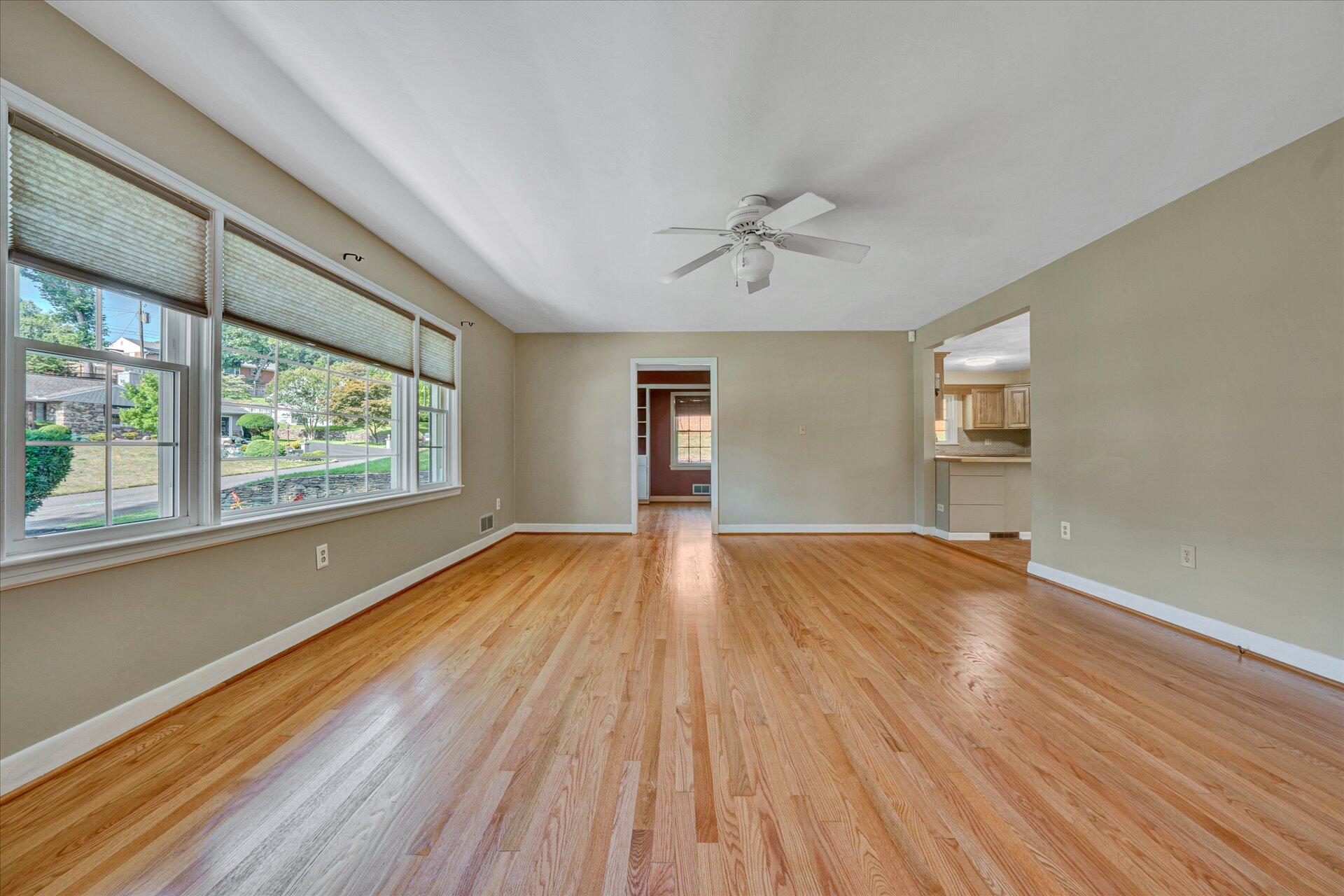 2501 Sprucewood Road Southwest Roanoke, VA 24015 - Photo 6 of 46 Living Room