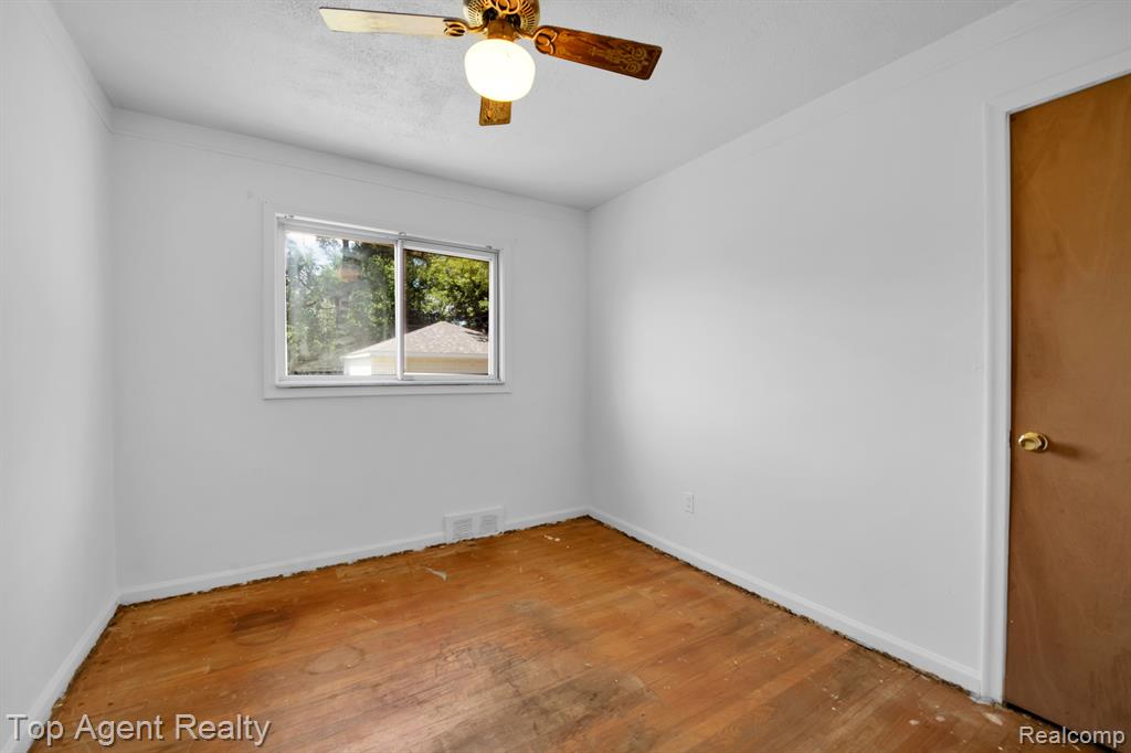 23303 Teppert Avenue Eastpointe, MI 48021 - Photo 16 of 32