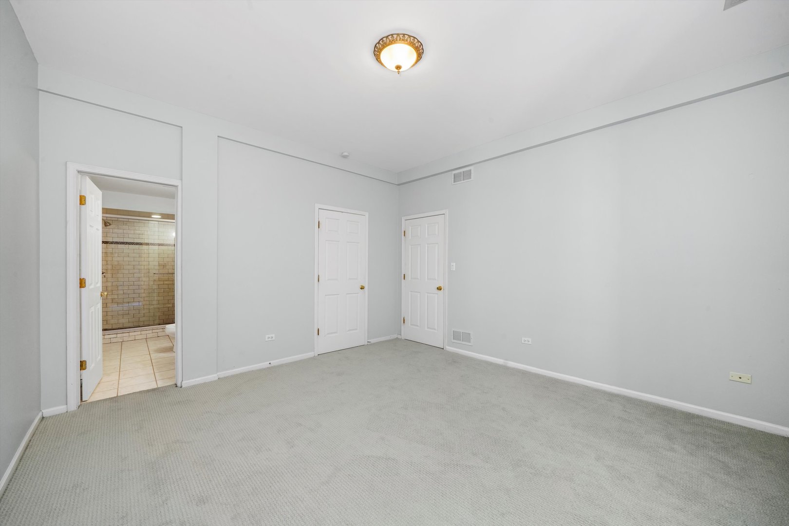 4536 North Sheridan Road, Unit 204 Chicago, IL 60640 - Photo 13 of 24 an empty room with a mirror