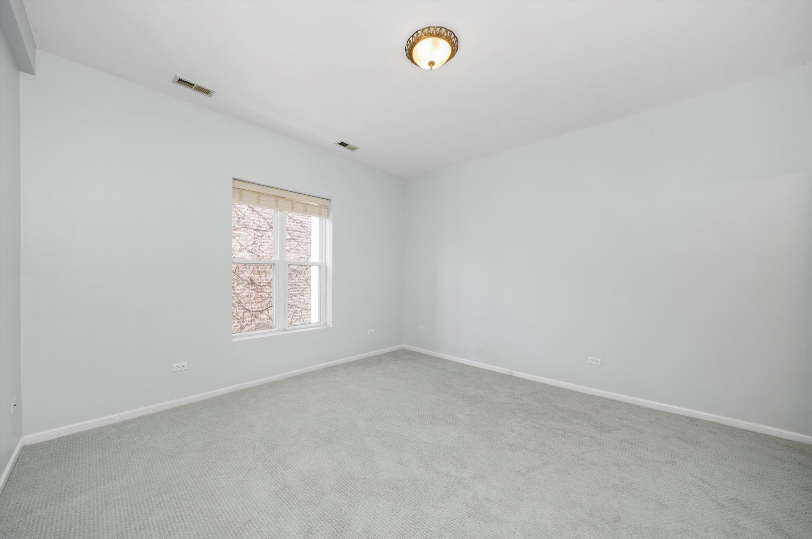4536 North Sheridan Road, Unit 204 Chicago, IL 60640 - Photo 14 of 24 an empty room with a window