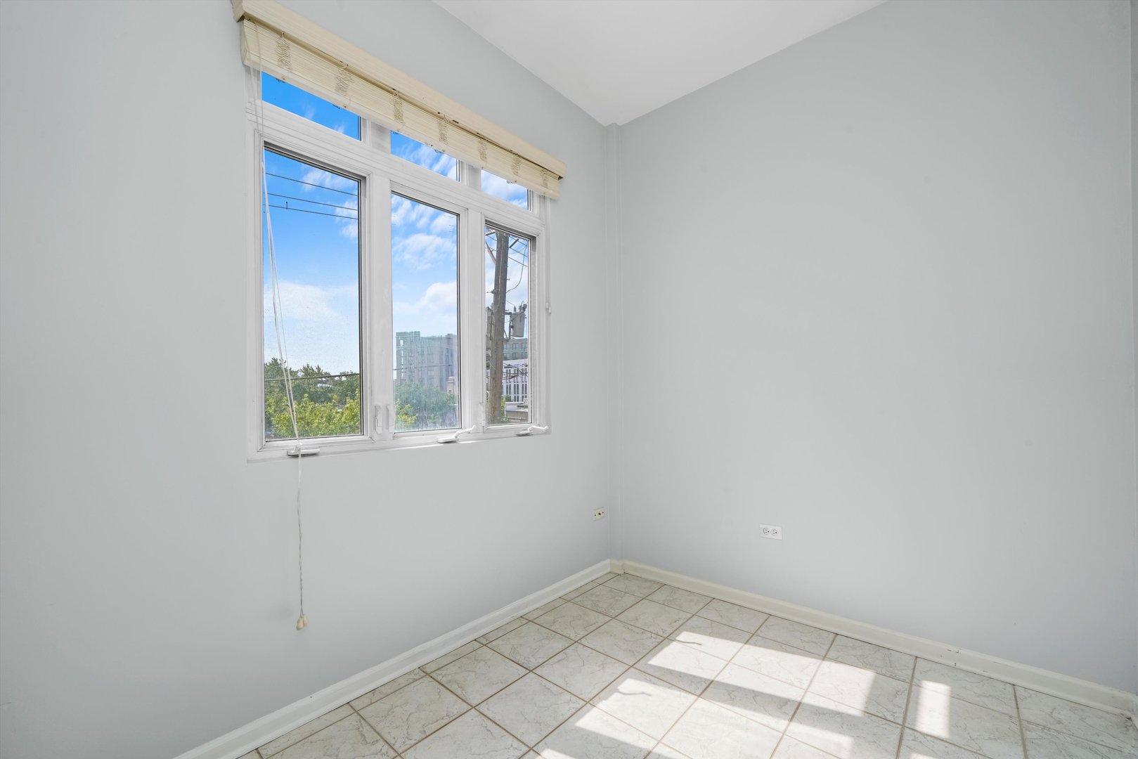 4536 North Sheridan Road, Unit 204 Chicago, IL 60640 - Photo 21 of 24 a view of an empty room with a window