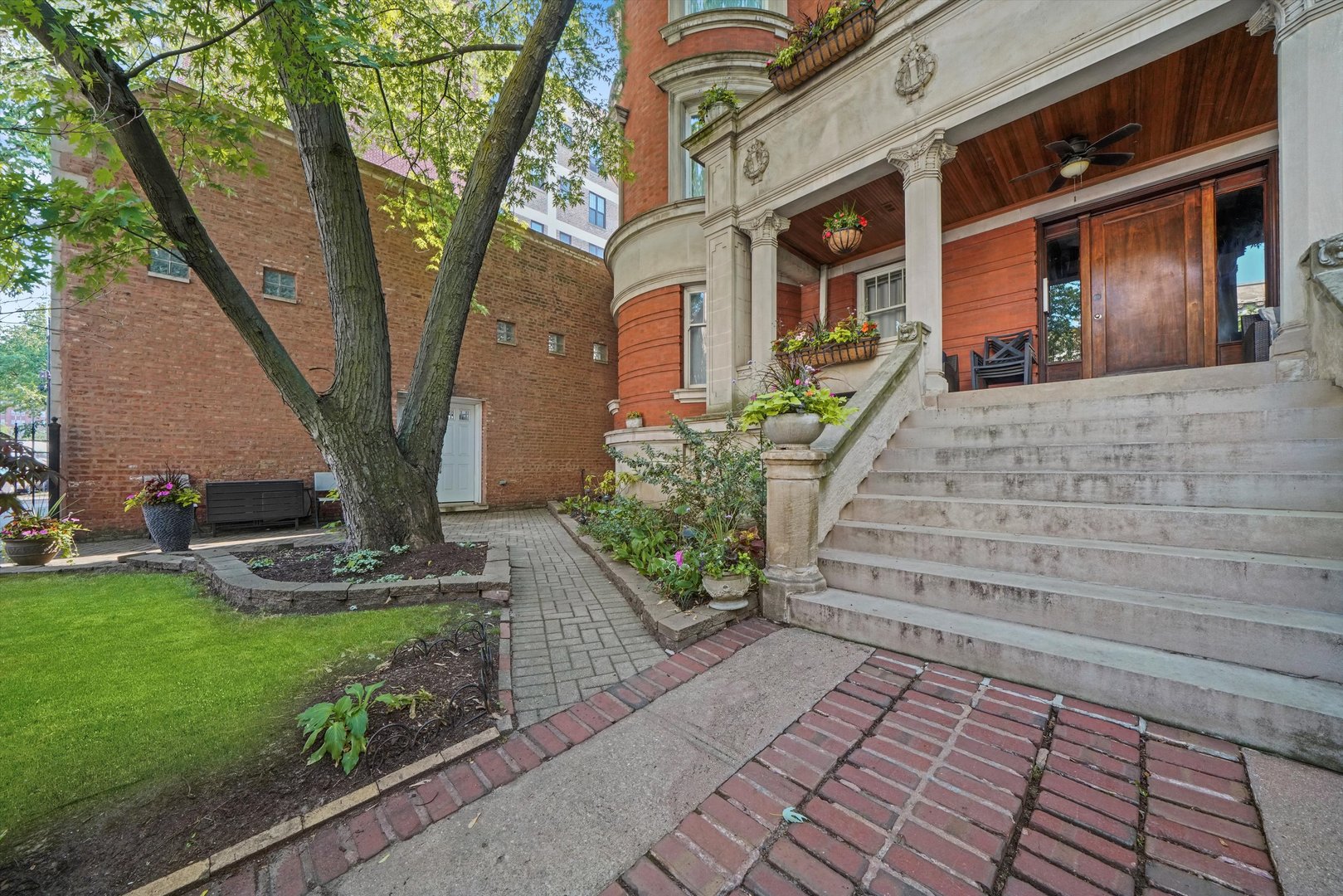 4536 North Sheridan Road, Unit 204 Chicago, IL 60640 - Photo 22 of 24 a front view of a house with garden